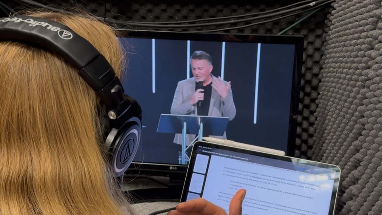 Gottesdienst in der Elim Hannover mit Übersetzung in Russisch, Spanisch, Farsi