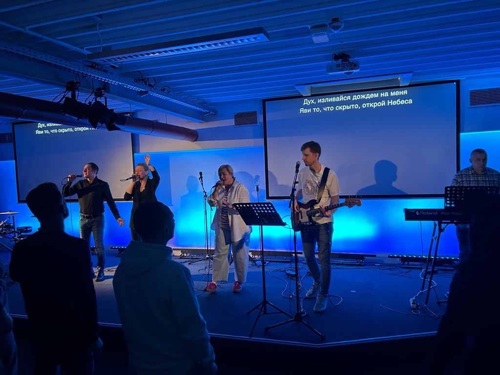 Gottesdienst auf Farsi und Russisch in der Elim Hannover